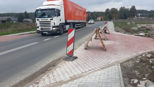 Zakończyła się budowa drogi wojewódzkiej w gminie Jastrząb. Wykonawca będzie jeszcze musiał uporządkować teren.