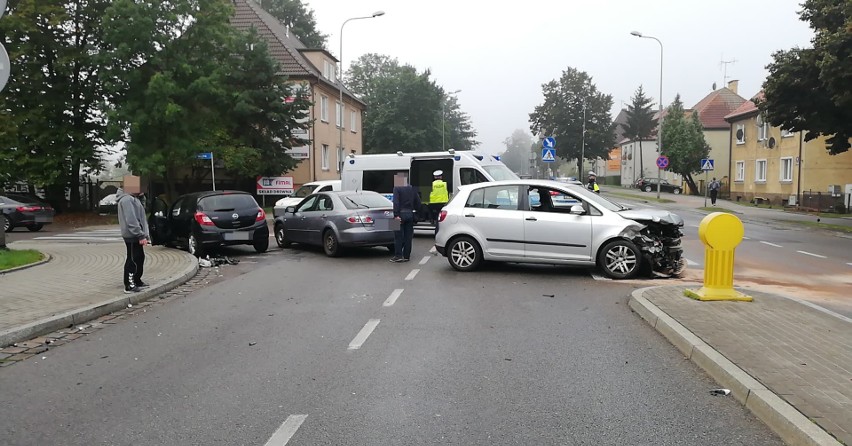 Kolizja na skrzyżowaniu ulic Poznańskiej i Zielonej w Słupsku. Sprawca nie ustąpił pierwszeństwa [ZDJĘCIA]