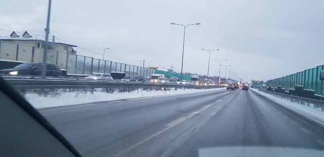 W środę po zmroku na świętokrzyskich drogach zaczął rozgrywać się prawdziwy horror. Kiedy spadła temperatura, na drogach błyskawicznie zamarzła woda i zrobiło się potwornie ślisko. Większość w dróg w regionie pokryła warstwa lodu. To z kolei sprawiło, że nawet na niewielkich wzniesieniach utknęły ciężarówki, które nie mogą ich pokonać. Całkowicie zablokowana jest droga krajowa numer 73 od Morawicy do Kielc, nieprzejezdna jest też droga między Kielcami a Włoszczową - ciężarówki stoją w okolicach Łopuszna. Bardzo trudna sytuacja jest też na drodze numer 74 w okolicach góry Raszówka oraz koło terenu giełdy w Miedzianej Górze. Maciej Ślusarczyk z biura prasowego świętokrzyskiej policji potwierdza, że do policjantów trafiają zgłoszenia o spowolnieniach w ruchu na niektórych odcinkach świętokrzyskich dróg. - Sytuacje w większości dotyczą chwilowego zastoju, który powodują ciężarówki blokujące podjazdy pod wzniesienia. Sprawy na bieżąco zgłaszane są służbom drogowym - wyjaśniał Maciej Ślusarczyk.Po godzinie 16 temperatura spadła poniżej zera, na drogach w wielu miejscach zrobiło się bardzo ślisko. Policja apeluje o spokojna jazdę i dostosowanie prędkości do panujących na drogach warunków.Na kolejnych slajdach zobaczcie potężne korki na tracie numer 73 między Morawicą a Kielcami 