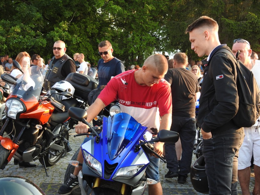 Parada motocykli podczas festynu "Spotkajmy się na św. Jakuba. Setki motocykli na bakałarzewskim rynku [Zdjęcia]