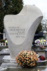 Pomnik Władysława Strzemińskiego jak nowy