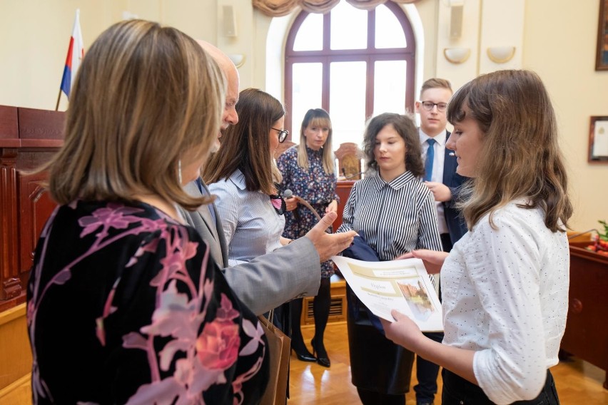 W sali sesyjnej ratusza odbyło się sympozjum...