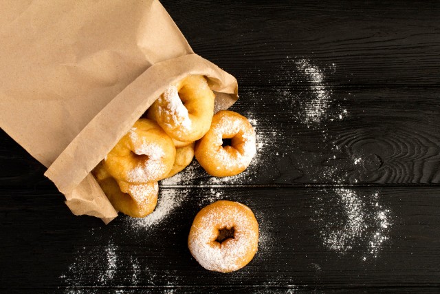 Własnoręcznie przygotowane donuty można podawać posypane cukrem pudrem.