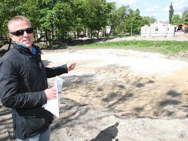 Michał Bąkiewicz, kierownik jędrzejowskiego zalewu, który będzie także zarządzał remontowaną obecnie częścią parku, pokazuje miejsce, gdzie powstaje skatepark.