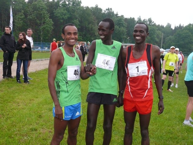 Joel Kosgei Komen (z prawej) wygrał półmaraton w Bukowej. Drugi był Erkolo Ashenafi (z lewej), a trzeci Elisha Kiprotich Sawe (w środku).