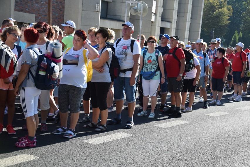 Oświęcimscy pątnicy w pięciu grupach z dekanatów:...