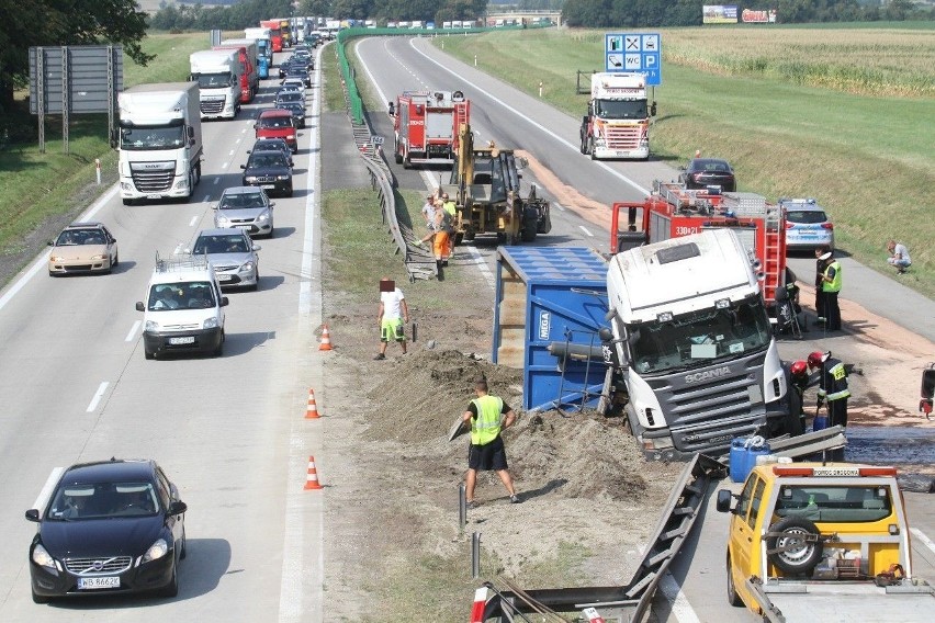 Wypadek na A4: Ciężarówka przebiła barierki i leży w poprzek drogi. Kruszywo i olej napędowy na jezdni [ZDJĘCIA]