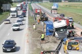 Wypadek na A4: Ciężarówka przebiła barierki i leży w poprzek drogi. Kruszywo i olej napędowy na jezdni [ZDJĘCIA]