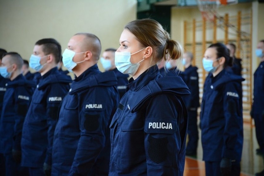 Ślubowanie policjantów. Ilu nowych funkcjonariuszy przyjęto? ZDJĘCIA