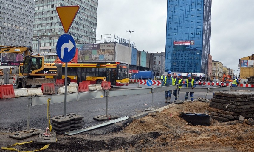 Skrzyżowanie Sienkiewicza z Piłsudskiego wreszcie otwarte, ale drogowcy kontynuują prace [ZDJĘCIA]