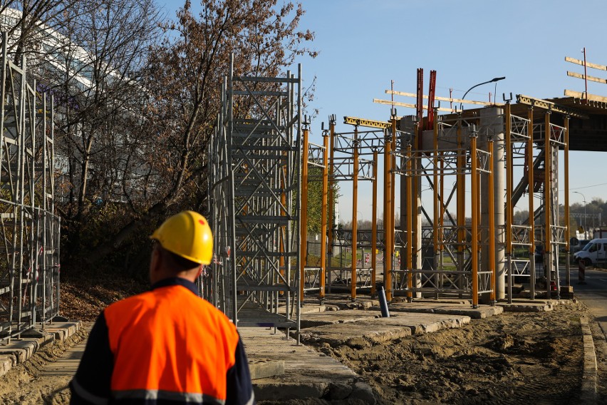 Kraków. Budowa nowej kładki dla rowerów powoduje utrudnienia w ruchu [ZDJĘCIA, WIDEO]