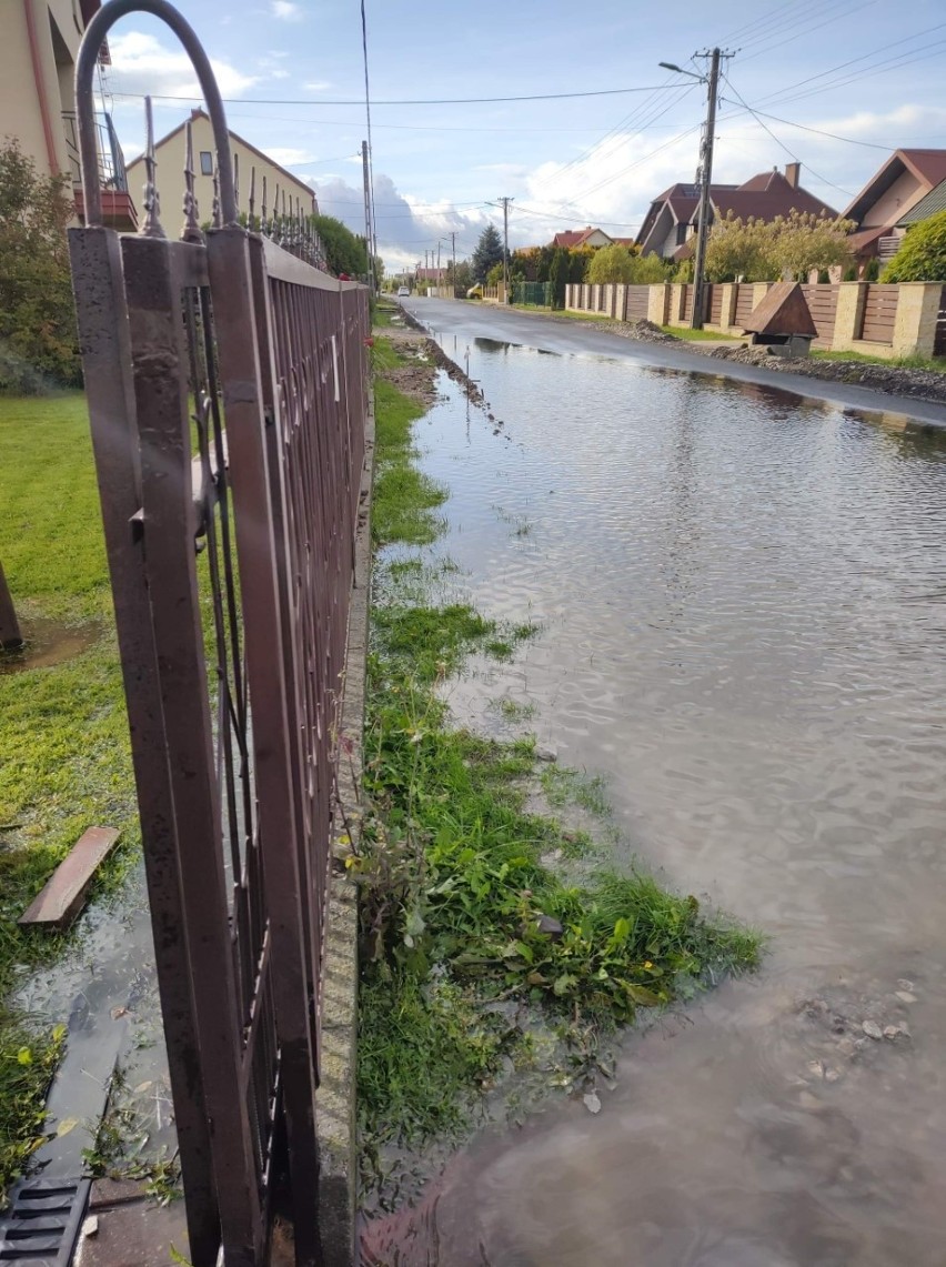 Po deszczach droga zamienia się w rwącą rzekę! Mieszkanka gminy Piekoszów obawia się, że remont nie pomoże 