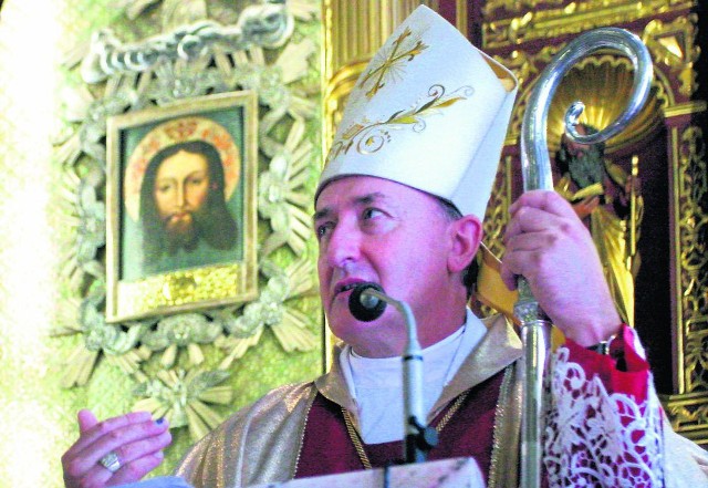 Ks. biskup Andrzej Jeż głosił kazanie do kilku tysięcy wiernych
