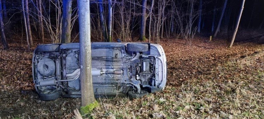 Na miejscu okazało się, że z drogi wypadł samochód marki...