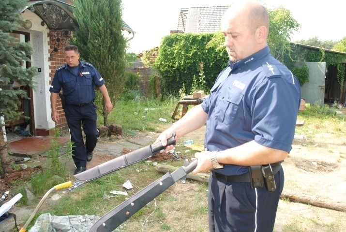 Policjant został zraniony maczetą przez młodego mężczyznę,...