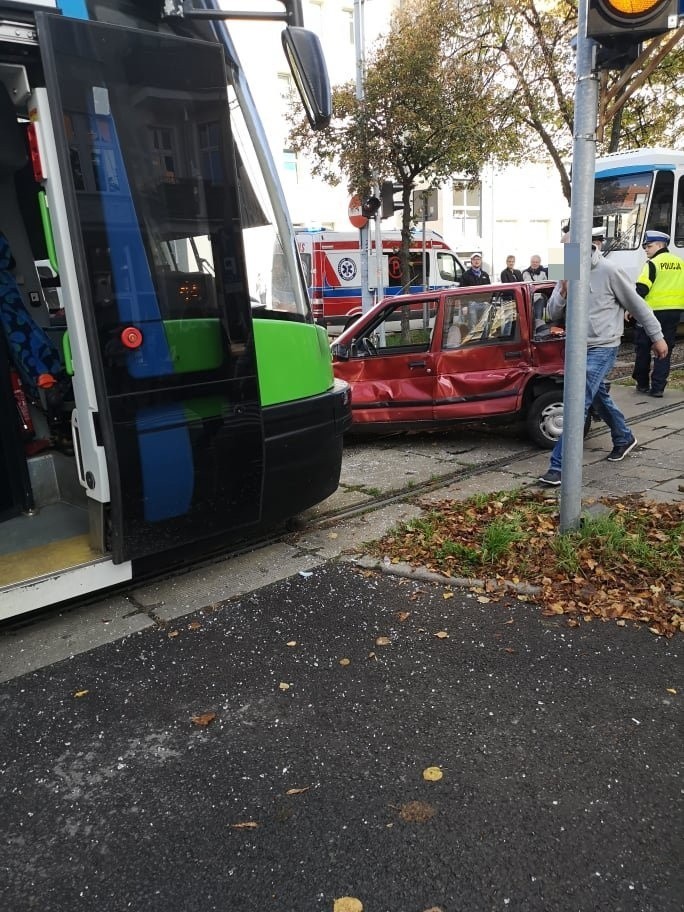 Wypadek na Krzywoustego w Szczecinie. Samochód wjechał w tramwaj