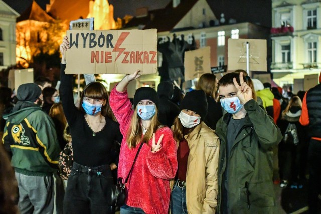 W środę, 28.10, kolejne protesty na ulicach miast i miasteczek w całej Polsce. Zapowiedziano kolejne blokady dróg w Kujawsko-Pomorskiem. Zobaczcie, gdzie i o której będą manifestacje w Kujawsko-Pomorskiem. Wystarczy przesunąć zdjęcie gestem lub nacisnąć strzałkę w prawo.