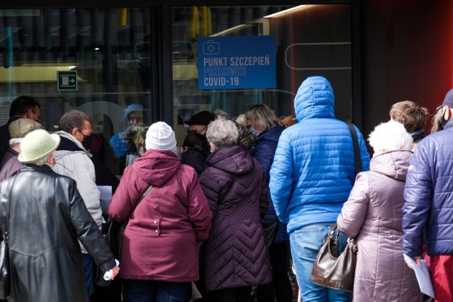 Zobacz, w których dolnośląskich powiatach najwięcej osób otrzymało przynajmniej jedną dawkę szczepionki. Podajemy też, ilu jest mieszkańców każdego z powiatów, według stanu na 30 czerwca ubiegłego roku. Z tego zestawienia wynika, że akcja szczepień musi przyspieszyć. Inaczej na uzyskanie „zbiorowej odporności” będziemy czekać jeszcze bardzo długo. Teoretycznie najbliższy jest Wałbrzych. Bo tu liczba zaszczepionych przekracza już 40 procent liczby mieszkańców. Jednak Ministerstwo Zdrowia przestrzega przed takimi obliczeniami. Nie ma rejonizacji szczepień. Do Wałbrzycha mogą jeździć pacjenci z okolicznych miejscowości, jaki i z innych miast. Chociaż jeśli dodamy liczbę zaszczepionych i liczbę mieszkańców Wałbrzycha i sąsiadującego powiatu wałbrzyskiego to i tak zaszczepionych jest już 30 procent osób.ZOBACZ JAK WYGLĄDA SYTUACJA NA DOLNYM ŚLĄSKU W INNYCH POWIATACH. PRZEJDŹ DALEJ PRZY POMOCY >>> STRZAŁEK lub gestów na smartfonie