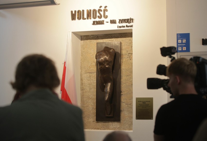 Niezwykły dar upamiętniający zamordowanych przez nazistów kielczan. Odsłonięto pomnik Jeana Cardot „Wolność”