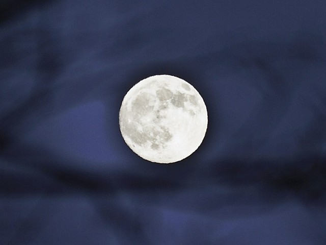 Dzisiejszego wieczoru warto spojrzeć w niebo. Księżyc zbliży się do ziemi na najbliższą od 19 lat odległość.
