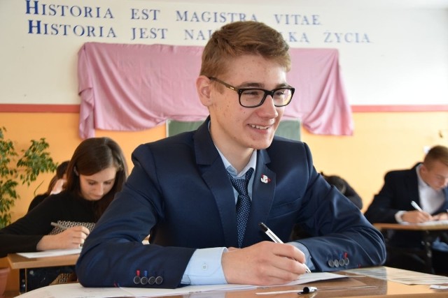 Wiceprzewodniczący Młodzieżowej Rady Gminy Radoszyce Hubert Zaleśny pisał egzamin