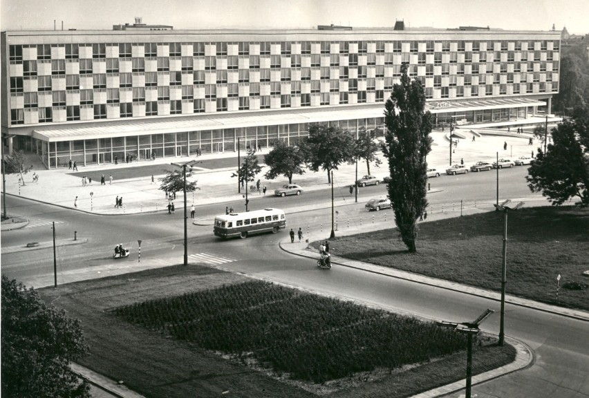 Widok zewnętrzny na fasadę Hotelu Cracovia/ lata 60.