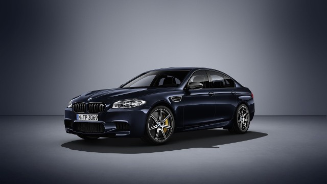 BMW M5 Competition EditionZa napęd odpowiada silnik V8 4.4 l. Moc jednak nie wynosi standardowo 560 KM, ale 600 KM. Moment obrotowy natomiast wzrósł z 680 Nm do do 700 Nm. Jak deklaruje producent, auto do 100 km/h przyspiesza w 3,9 s.Fot. BMW