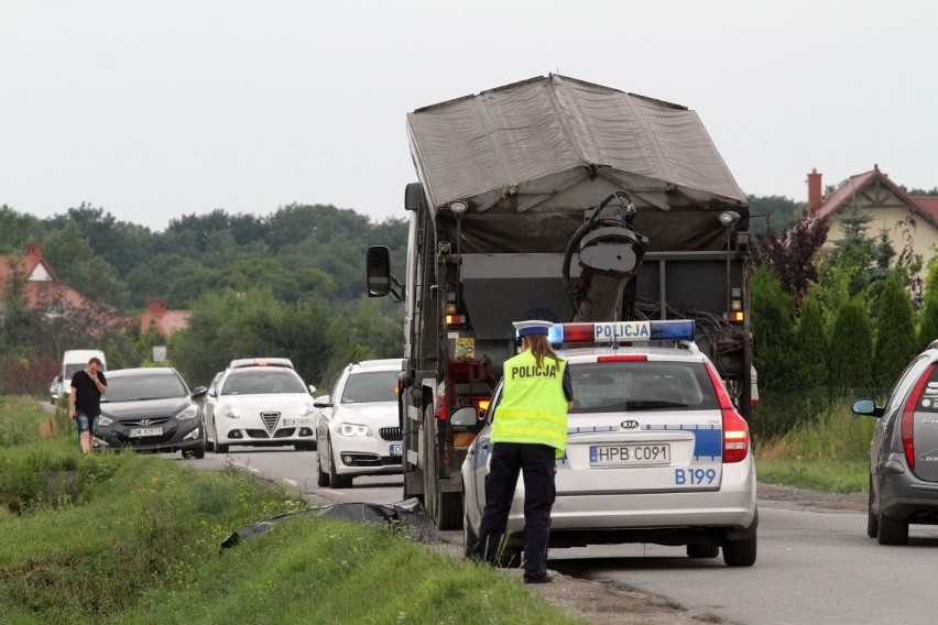 Wypadek pod Wrocławiem. Nie żyje drogowiec, który kierował ruchem