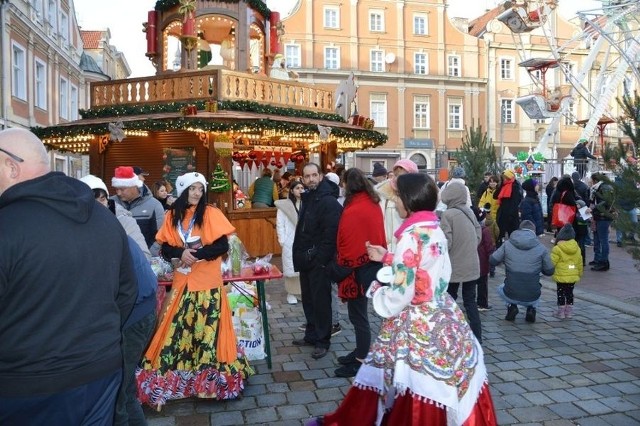 Jarmark Bożonarodzeniowy na rynku w Opolu.