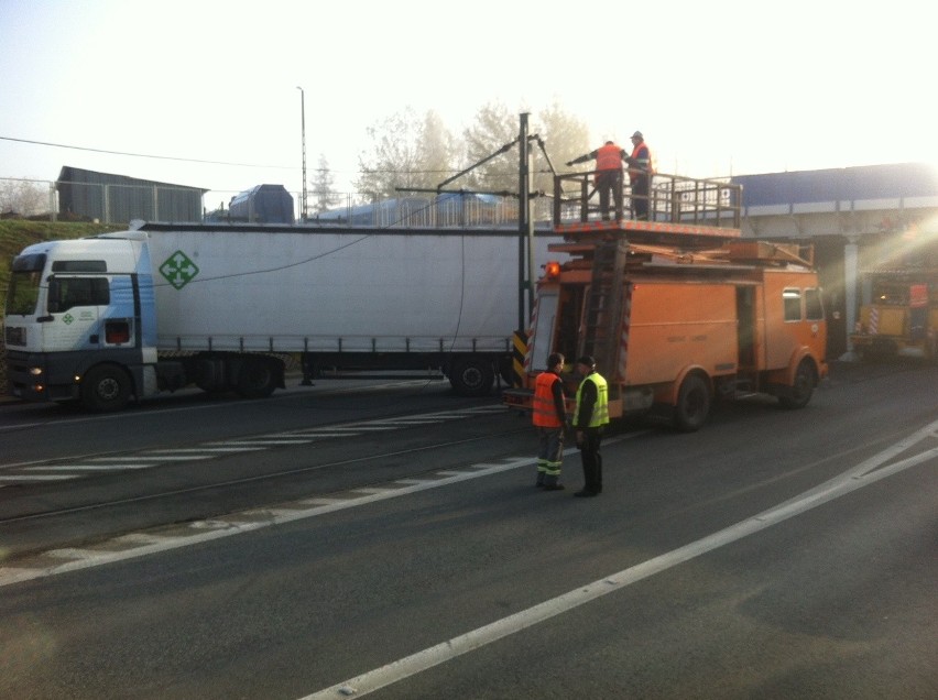 Tir blokuje al. Piłsudskiego w Sosnowcu