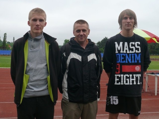 Damian Sator (z lewej) w Kielcach wygrał bieg na 3000 metrów, Konrad Imosa (z prawej) był piąty na 100 metrów. W środku trener Zdzisław Perepiczko. 