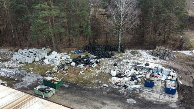 Dzikie wysypisko w Waplewie (gm. Stary Targ)! Sprawą zajął się inspektorat ochrony środowiska