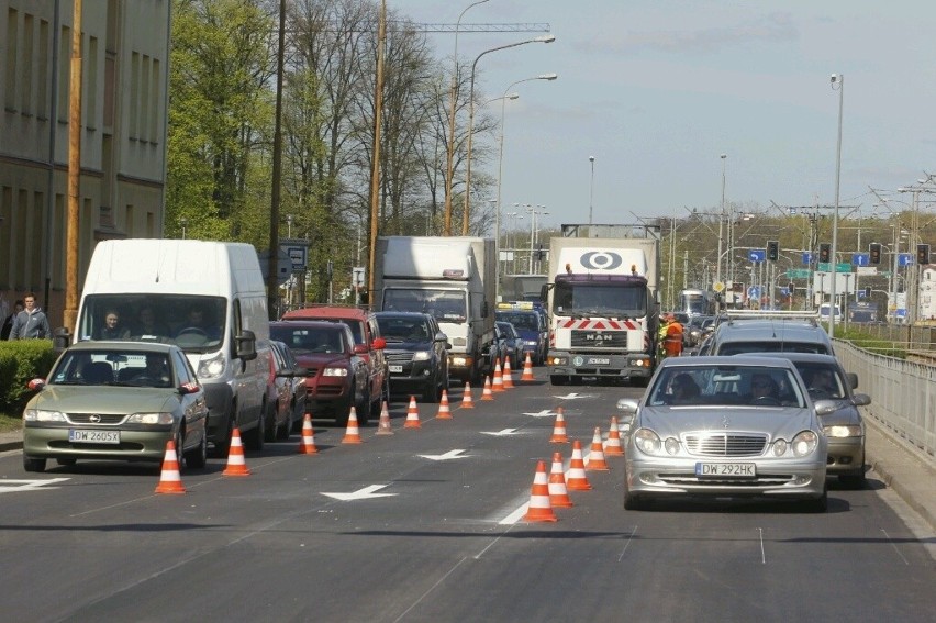 Szybki remont i powolna jazda na Legnickiej. Drogowcy zakorkowali jedną z głównych ulic (ZDJĘCIA)