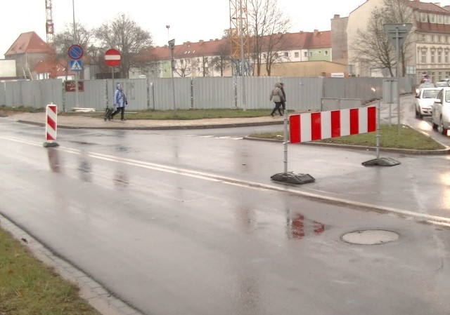 Uwaga kierowcy, na ulicy Połczyńskiej w Koszalinie zablokowany jest jeden pas ruchu. Wszystko przez trwające prace przy chodniku wzdłuż tej ulicy.