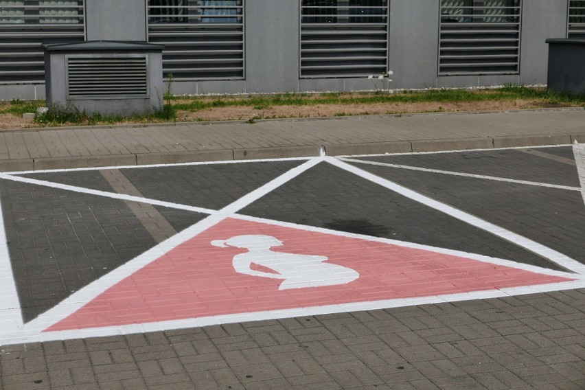 Warszawa: Miejsca parkingowe dla kobiet w ciąży na parkingu przed urzędem dzielnicy Ursynów. Nie regulują ich żadne przepisy [ZDJĘCIA]