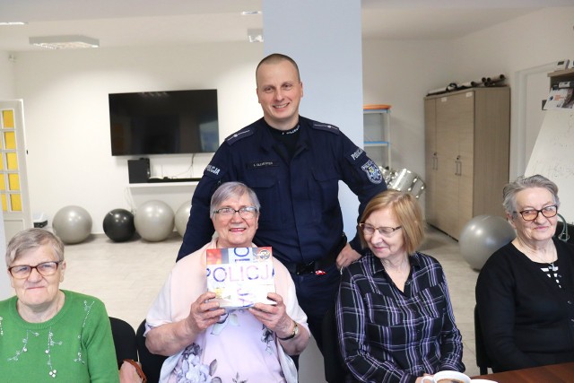 Przed nadchodzącym Dniem Babci i Dziadka policjanci odwiedzili seniorów w Parchowie. Profilaktyk bytowskiej komendy przestrzegał starszych mieszkańców m.in. przed zagrożeniami z jakimi mogą się spotkać, a w szczególności sposobami oszustw metodą „na wnuczka” bądź „policjanta”.