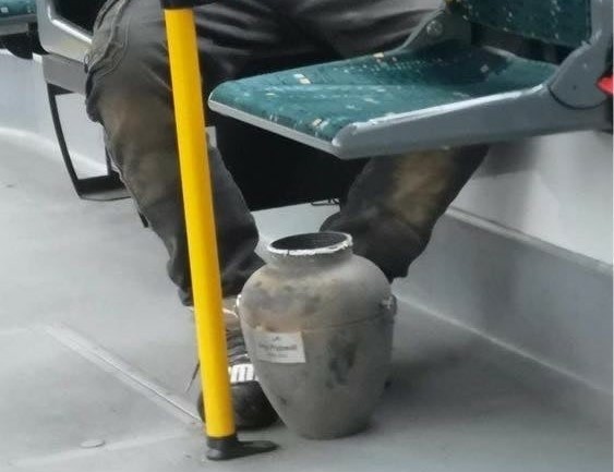 Mężczyzna rozsypał prochy w tramwaju