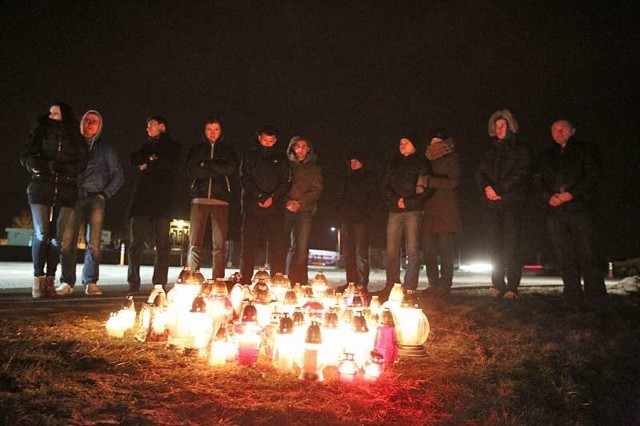 Poniedziałek, godz. 19.30. Trzciana. Przyjaciele Mateusza spotkali się w miejscu tragedii.