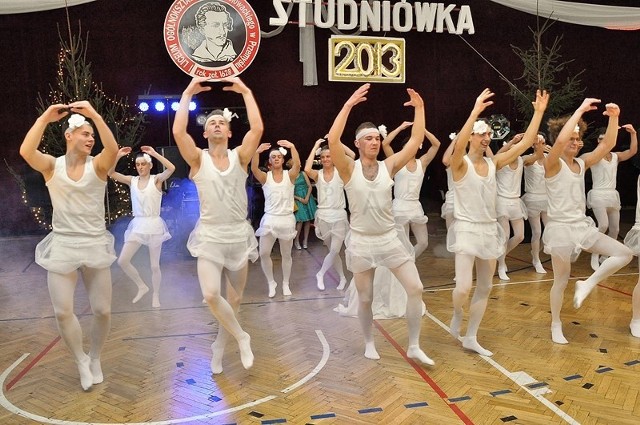 Uczniowie III D z I LO w Przemyślu na studniówce zaprezentowali umiejętności taneczne... nieco inne niż większość maturzystów.