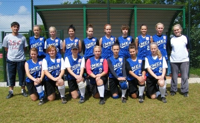 Szóstka Brzeg - mistrzynie Polski w softballu 2010. Górny rząd, od lewej: Dariusz Żak (trener), Paulina Marecka, Natalia Wyrwas, Magdalena Pasternak, Monika Chrząszcz, Pamela Chojnacka, Ewa Chrząszcz, Patrycja Kurowska, Anna Krawczyk, Patrycja Brzęczek. Dolny rząd, od lewej: Agnieszka Wygaś, Alicja Górka, Tatiana Borisova, Justyna Pasionek, Ewelina Klimek, Anita Chojnacka, Adrianna Klugiewicz.