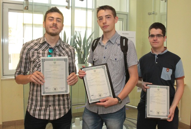- Wszyscy zdaliśmy - mówili zadowoleni absolweci VI LO w Radomiu: Karol Pysiak, Artur Weremczuk i Piotr Zaborski.