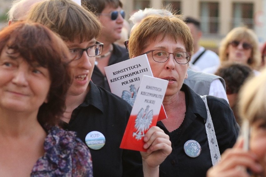 Wielka manifestacja w centrum Kielc „Wolne Sądy” z tysiącami uczestników  