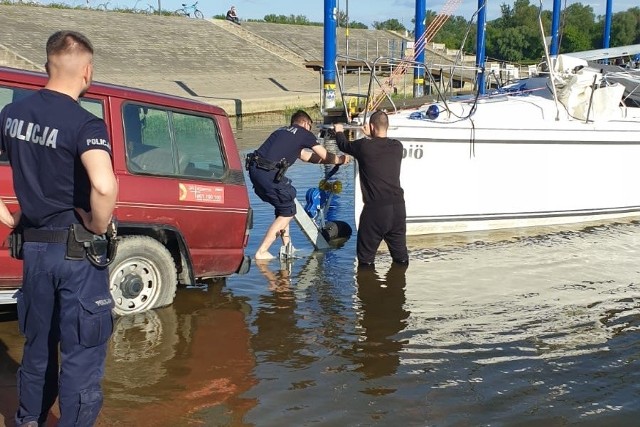 Mundurowi pomogli załodze jachtu kabinowego