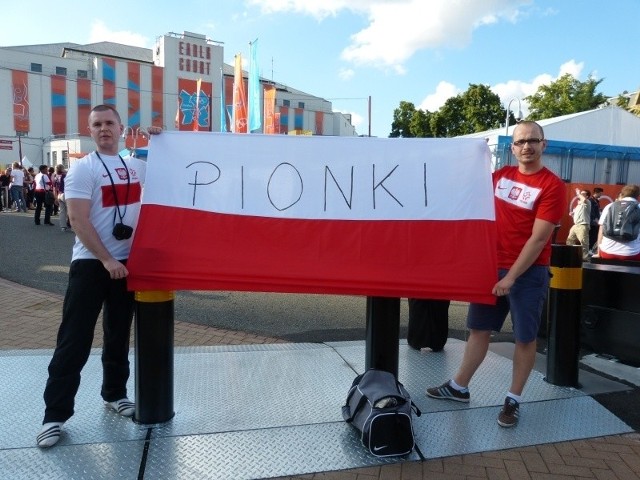 Adrian (z lewej) i Mateusz z Pionek przed halą Earls Court w Londynie. Przyjechali kibicować Polakom w meczu z Rosją. 