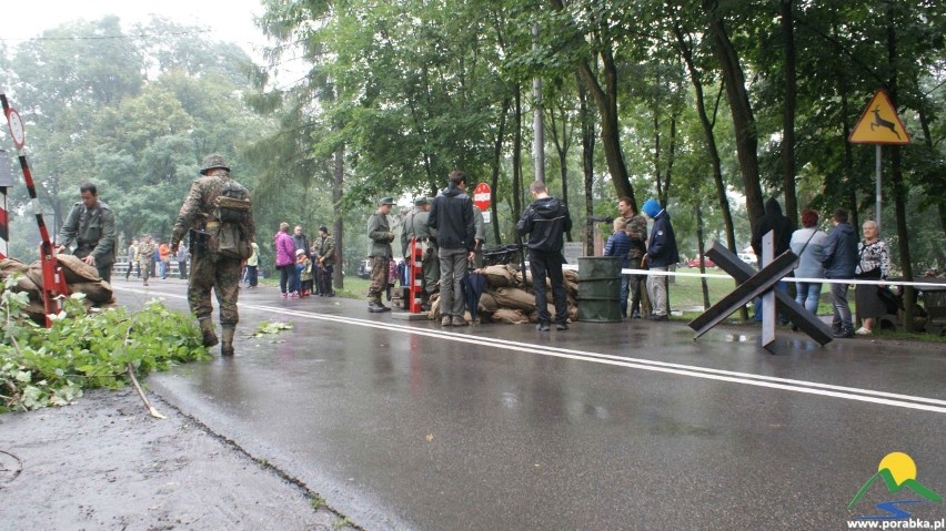 Rekonstruktorzy dysponowali pojazdami, wyposażeniem i...