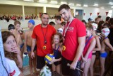 Mikołajkowe zawody pływackie w Kłobucku. Nurkowali po medale! [DUŻO ZDJĘĆ]