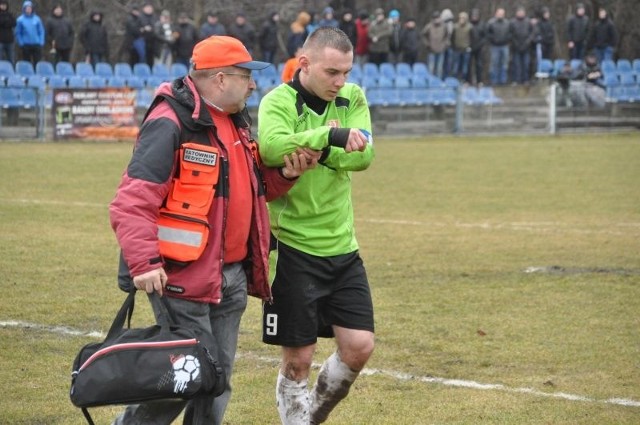 Łukasz Janik opuścił z urazem barku opuścił boisko pod koniec pierwszej połowy meczu z Ożarowianką Ożarów Mazowiecki.