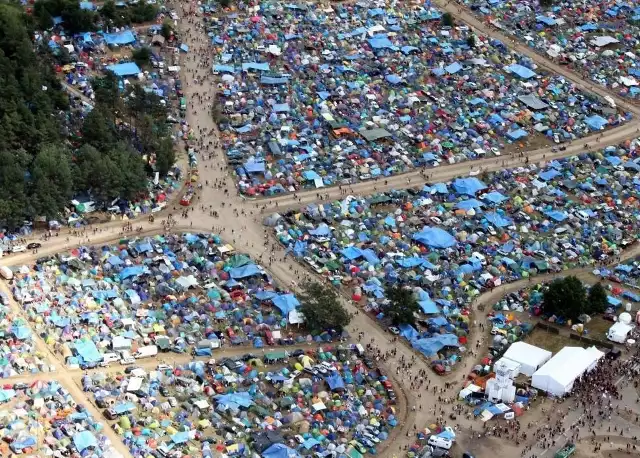 Na festiwalowym polu cały czas przybywa ludzi