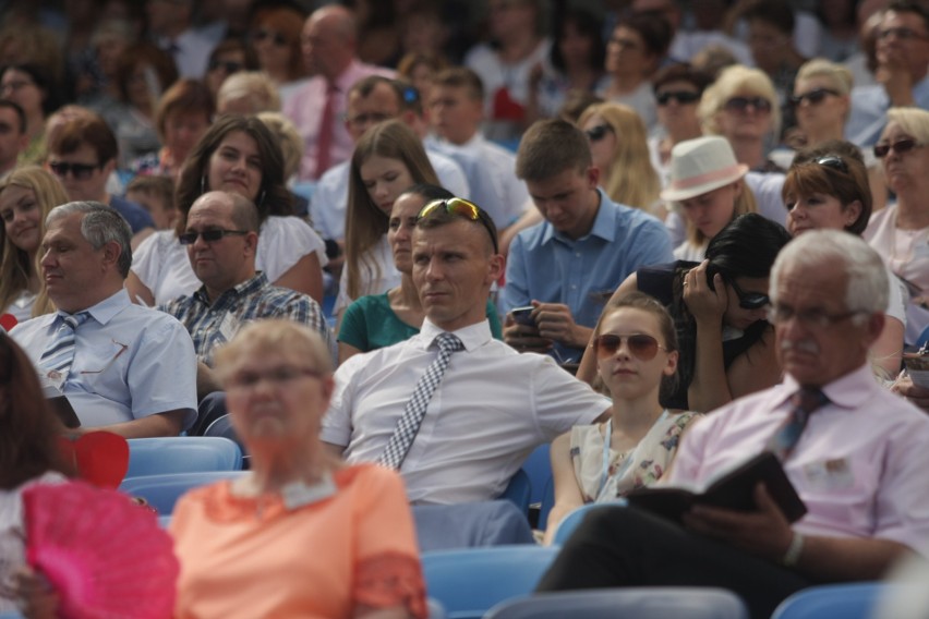 Kongres Świadków Jehowy na Stadionie Śląskim. Dzień 1. Wierni w Chorzowie przez trzy dni będą brać udział w spotkaniach ZDJĘCIA