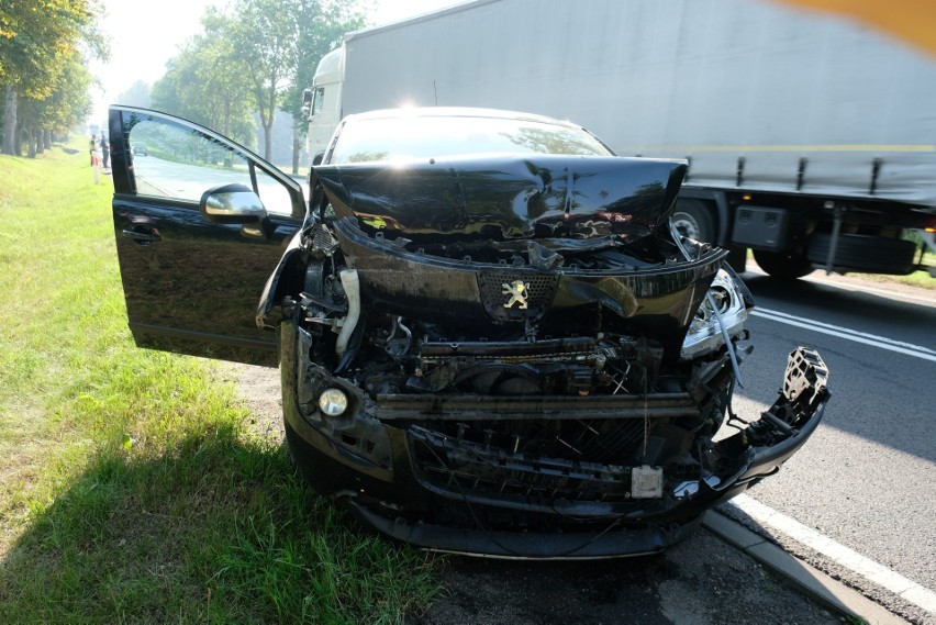 Wypadek na trasie Rychnowy - Człuchów. Zderzenie samochodu dostawczego i osobówki, ranna jedna osoba